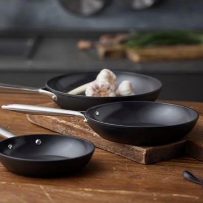 Pillivuyt Gourmet Stegepandesæt 2 stk. med 1 fl. Italiensk rødvin. Vejledende udsalgspriser 1249,-